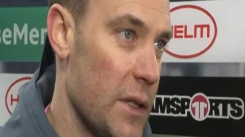 “17载荣耀瞬间！C罗首获金球荣耀，梅西、托雷斯紧随，传奇故事由此开启！”